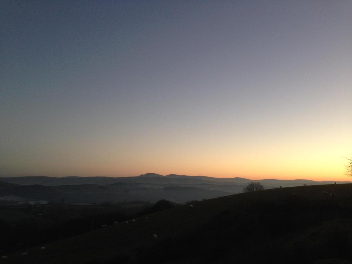 فيلا Owl Barn At Penygaer Great Views Of Brecon Beacons لياندوفيري المظهر الخارجي الصورة